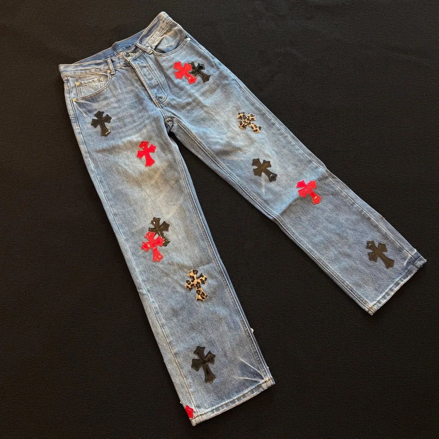 P300 style number: D383 Chrome hearts -CH Chrome hearts new mirrored red leather leopard print cross patch leather washed blue jeans SIZE #28 30 32 34 36 Size reference # Pants length 102 104 106 108 110 Waist 70 75 80 85 90 Hip 96 101 106 111 116